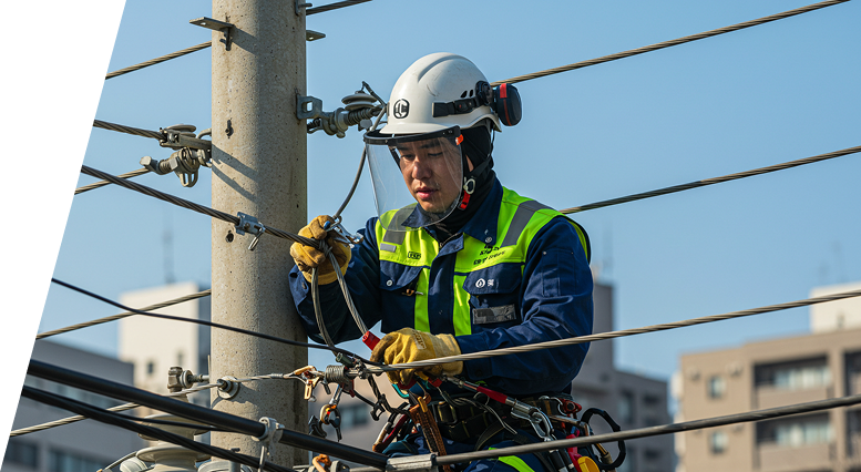 電気工事を行う作業員